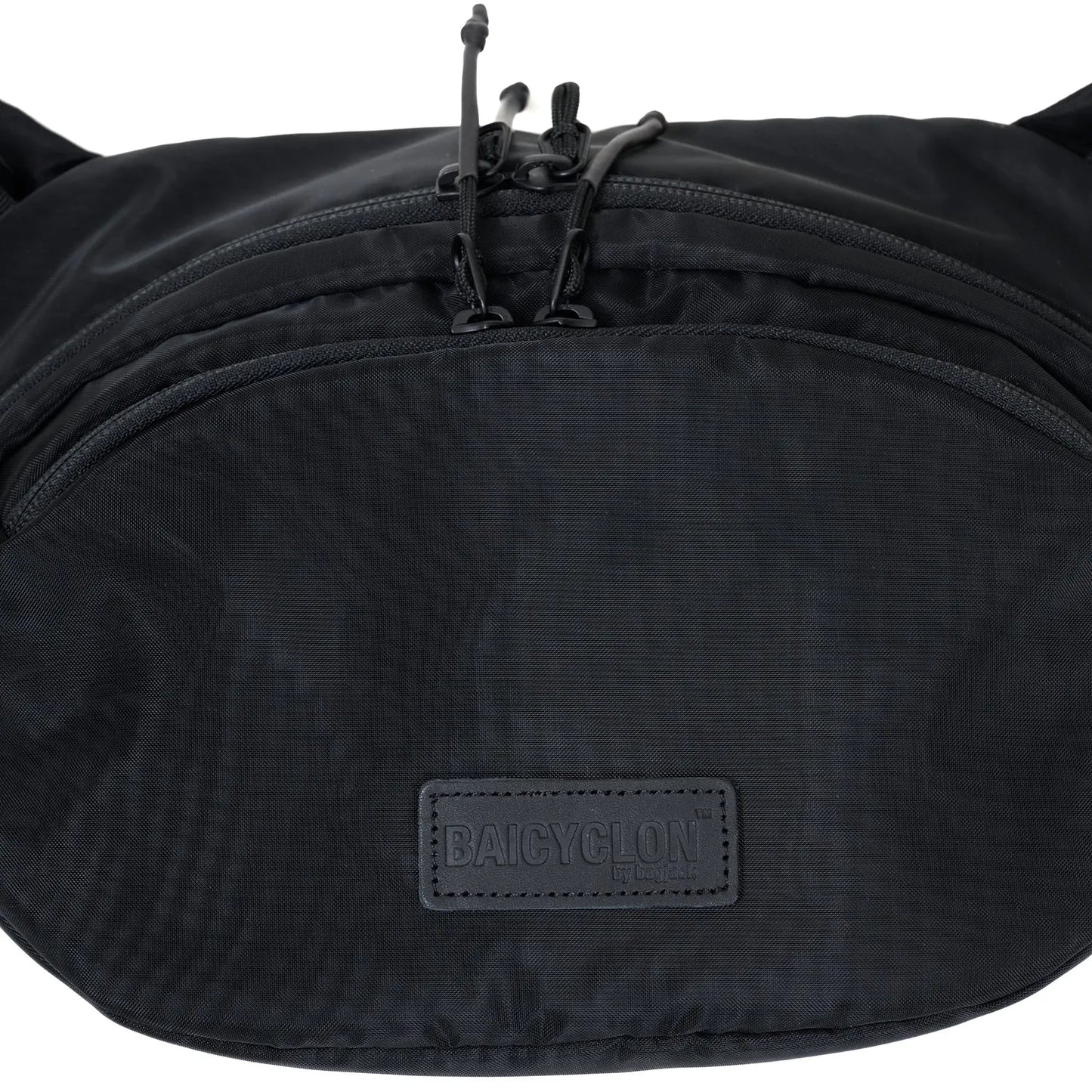 BAICYCLON(バイシクロン)の小型ショルダーバッグ「BCL-140 2WAY BAG (MESH COMBI)」の正面のブランドタグの写真