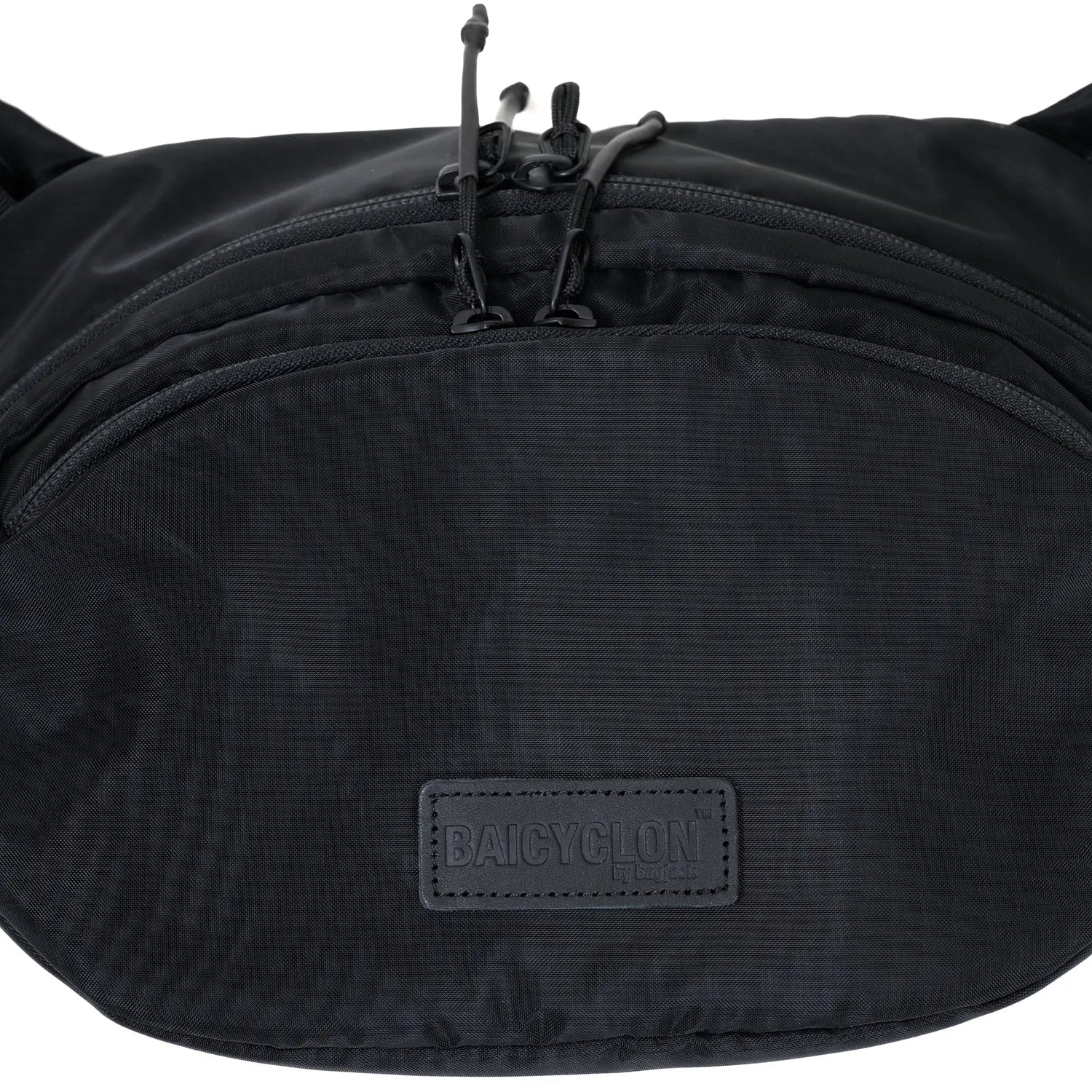 BAICYCLON(バイシクロン)の小型ショルダーバッグ「BCL-140 2WAY BAG (MESH COMBI)」の正面のブランドタグの写真