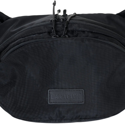 BAICYCLON(バイシクロン)の小型ショルダーバッグ「BCL-140 2WAY BAG (MESH COMBI)」の正面のブランドタグの写真