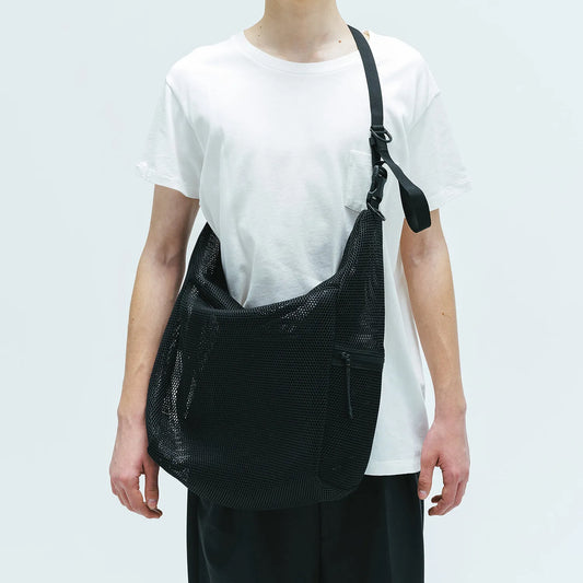 BAICYCLON(バイシクロン)のメッシュナイロン性ショルダーバッグ「BCL-28 MESH LARGE SHOULDER BAG」のBLACKの正面からの着用写真