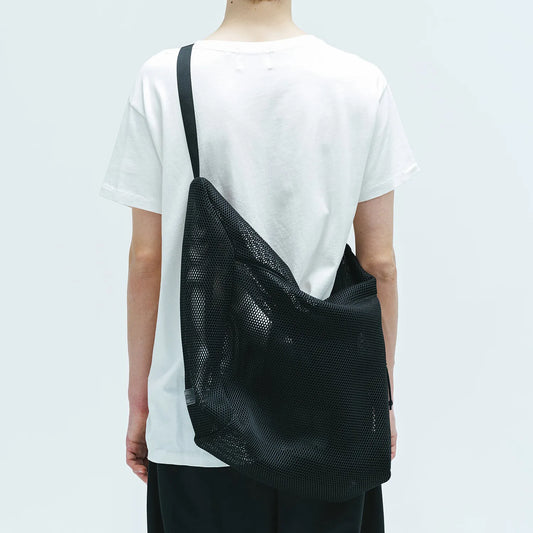 BAICYCLON(バイシクロン)のメッシュナイロン性ショルダーバッグ「BCL-28 MESH LARGE SHOULDER BAG」のBLACKの背面からの着用写真