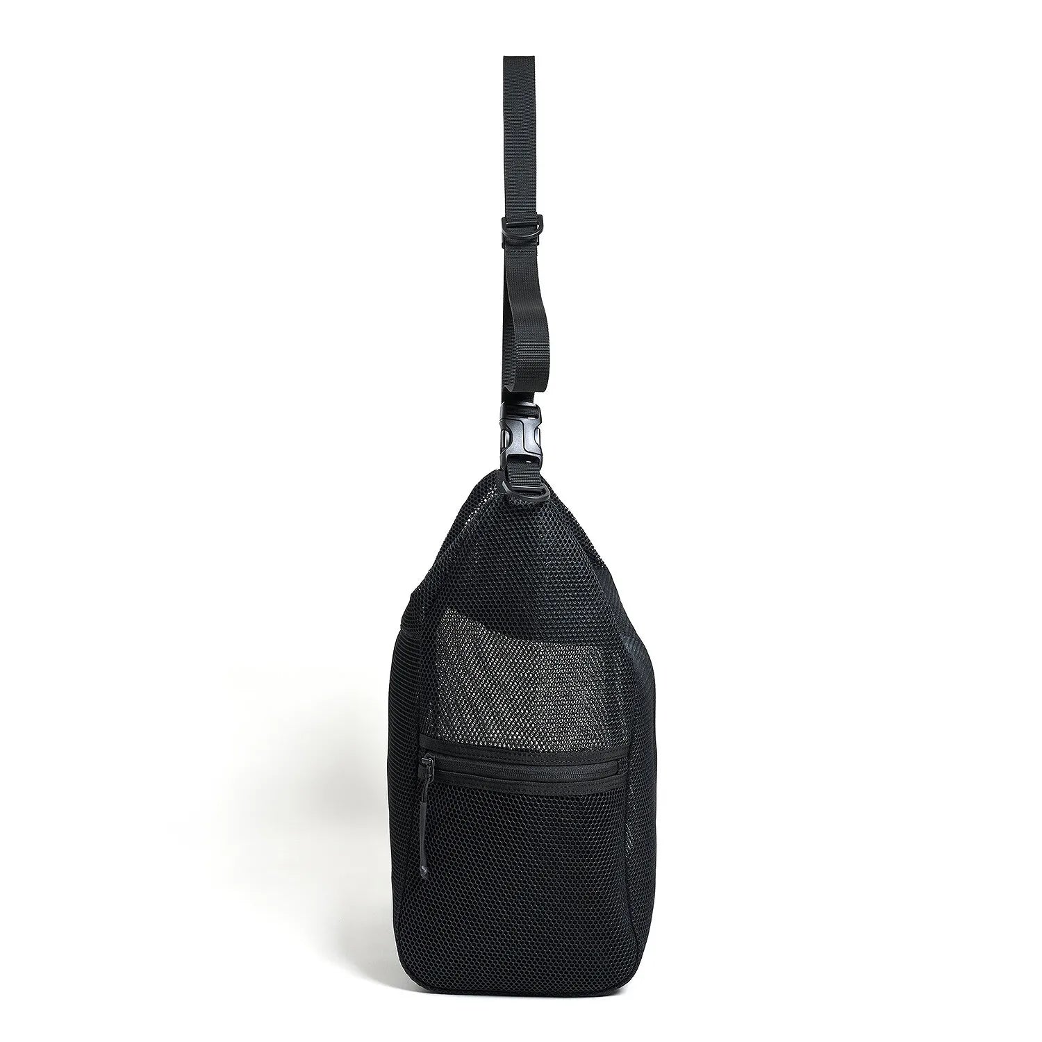 BAICYCLON(バイシクロン)のメッシュナイロン性ショルダーバッグ「BCL-28 MESH LARGE SHOULDER BAG）」のBLACKの側面からの商品写真