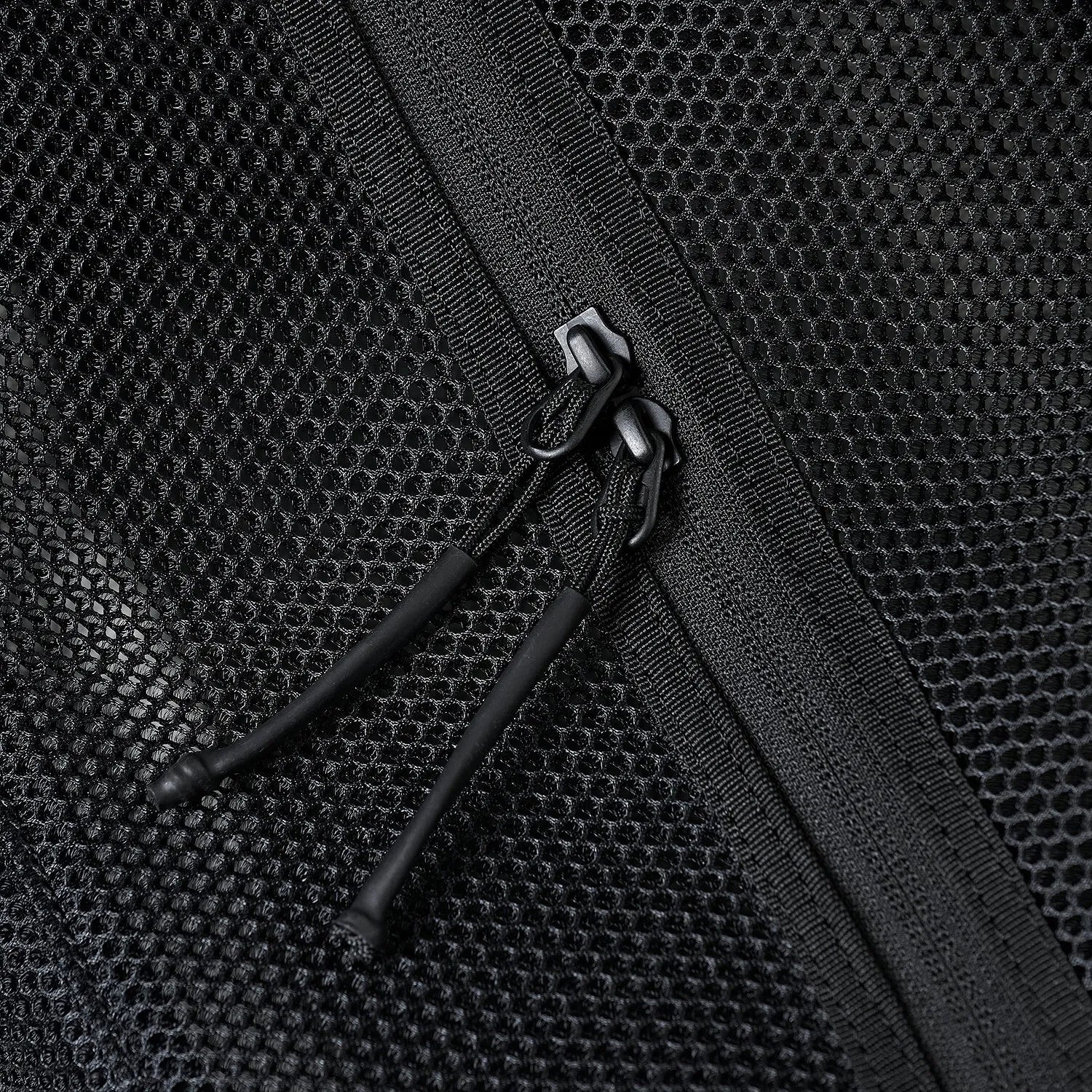 BAICYCLON(バイシクロン)のメッシュナイロン性ショルダーバッグ「BCL-28 MESH LARGE SHOULDER BAG）」のBLACKのファスナー部部の写真