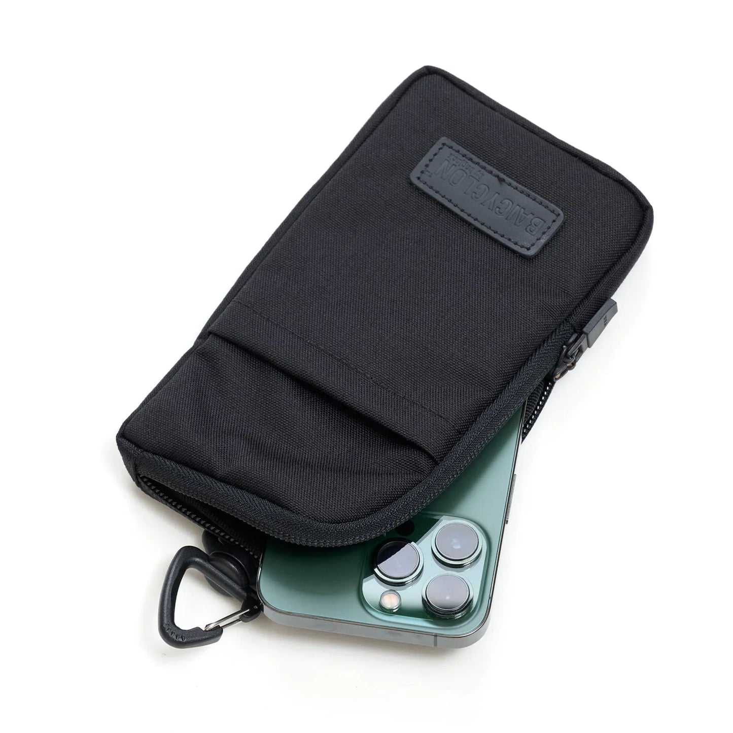 BAICYCLON(バイシクロン)の定番小型コンビショルダーバッグ「NCL-05 COMBO SHOULDER」のポーチ(大)にスマートフォンを収納した写真