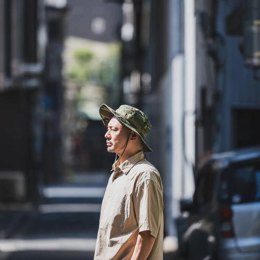 BUZZ RICKSON'S(バズリクソンズ)のERDLカモ柄のブーニーハット「ERDL CAMOUFLAGE BONNIE HAT（BR02853）」の側面からの着用写真