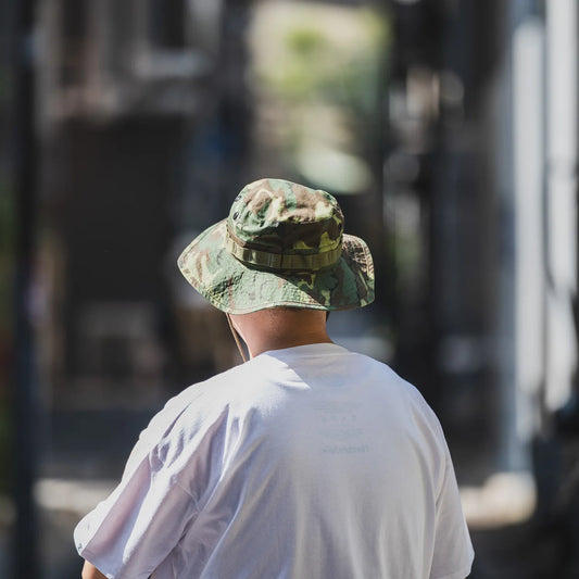 BUZZ RICKSON'S(バズリクソンズ)のERDLカモ柄のブーニーハット「ERDL CAMOUFLAGE BONNIE HAT（BR02853）」の別モデルの背面からの着用写真