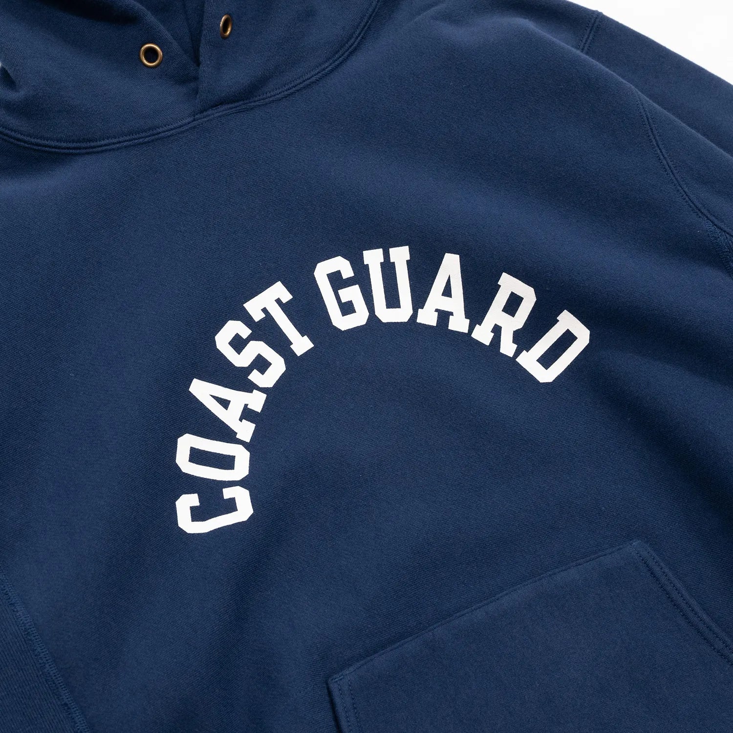 ヴィンテージマニア垂涎の沿岸警備隊のトレーニングウェアをBuzz Rickson’s（バズリクソンズ）が再現したスウェットパーカー「HORIZONTAL KNITTING SWEAT PARKA COAST GUARD」のNAVYカラーのフロントのレタードデザインの写真