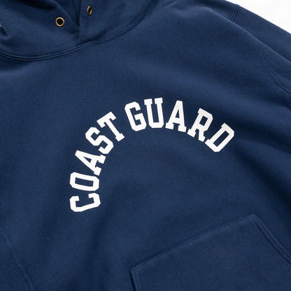 ヴィンテージマニア垂涎の沿岸警備隊のトレーニングウェアをBuzz Rickson’s（バズリクソンズ）が再現したスウェットパーカー「HORIZONTAL KNITTING SWEAT PARKA COAST GUARD」のNAVYカラーのフロントのレタードデザインの写真