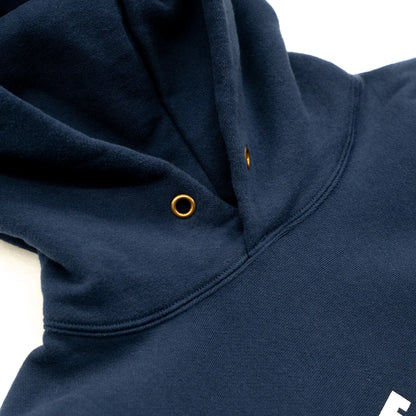 ヴィンテージマニア垂涎の沿岸警備隊のトレーニングウェアをBuzz Rickson’s（バズリクソンズ）が再現したスウェットパーカー「HORIZONTAL KNITTING SWEAT PARKA COAST GUARD」のNAVYカラーの襟元の写真