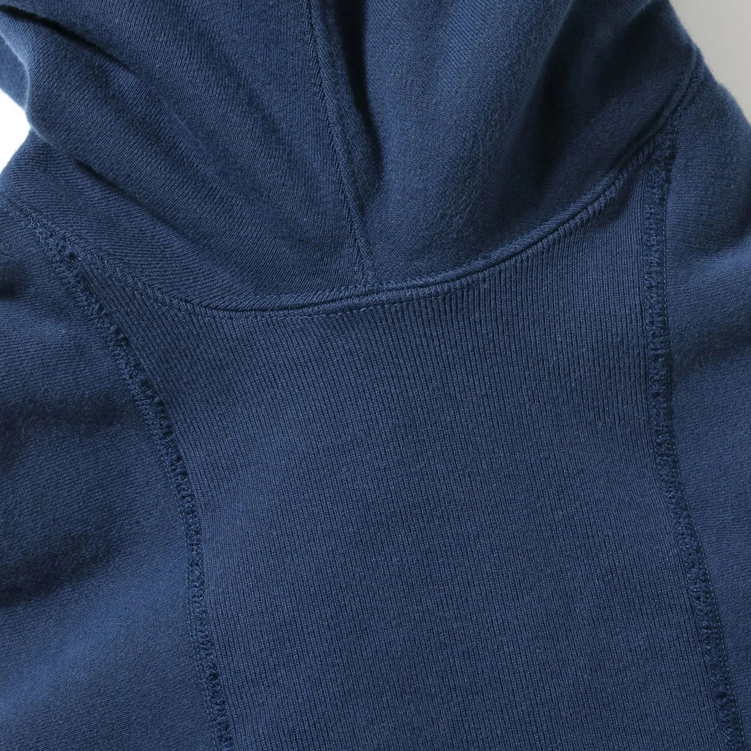 ヴィンテージマニア垂涎の沿岸警備隊のトレーニングウェアをBuzz Rickson’s（バズリクソンズ）が再現したスウェットパーカー「HORIZONTAL KNITTING SWEAT PARKA COAST GUARD」のNAVYカラーのホリゾンタル・ニッティングの脇下の写真