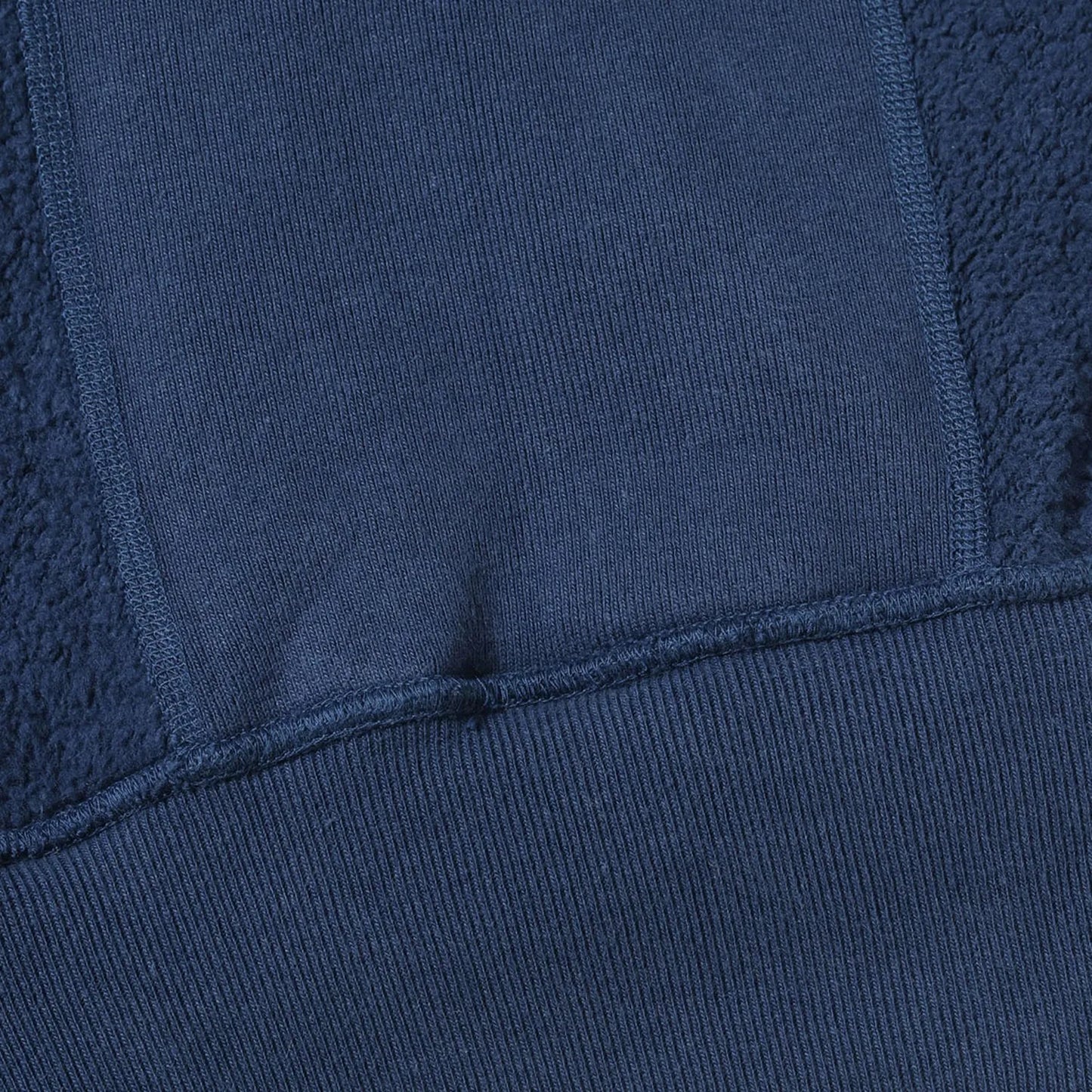 ヴィンテージマニア垂涎の沿岸警備隊のトレーニングウェアをBuzz Rickson’s（バズリクソンズ）が再現したスウェットパーカー「HORIZONTAL KNITTING SWEAT PARKA COAST GUARD」のNAVYカラーのホリゾンタル・ニッティングの腰部分の写真