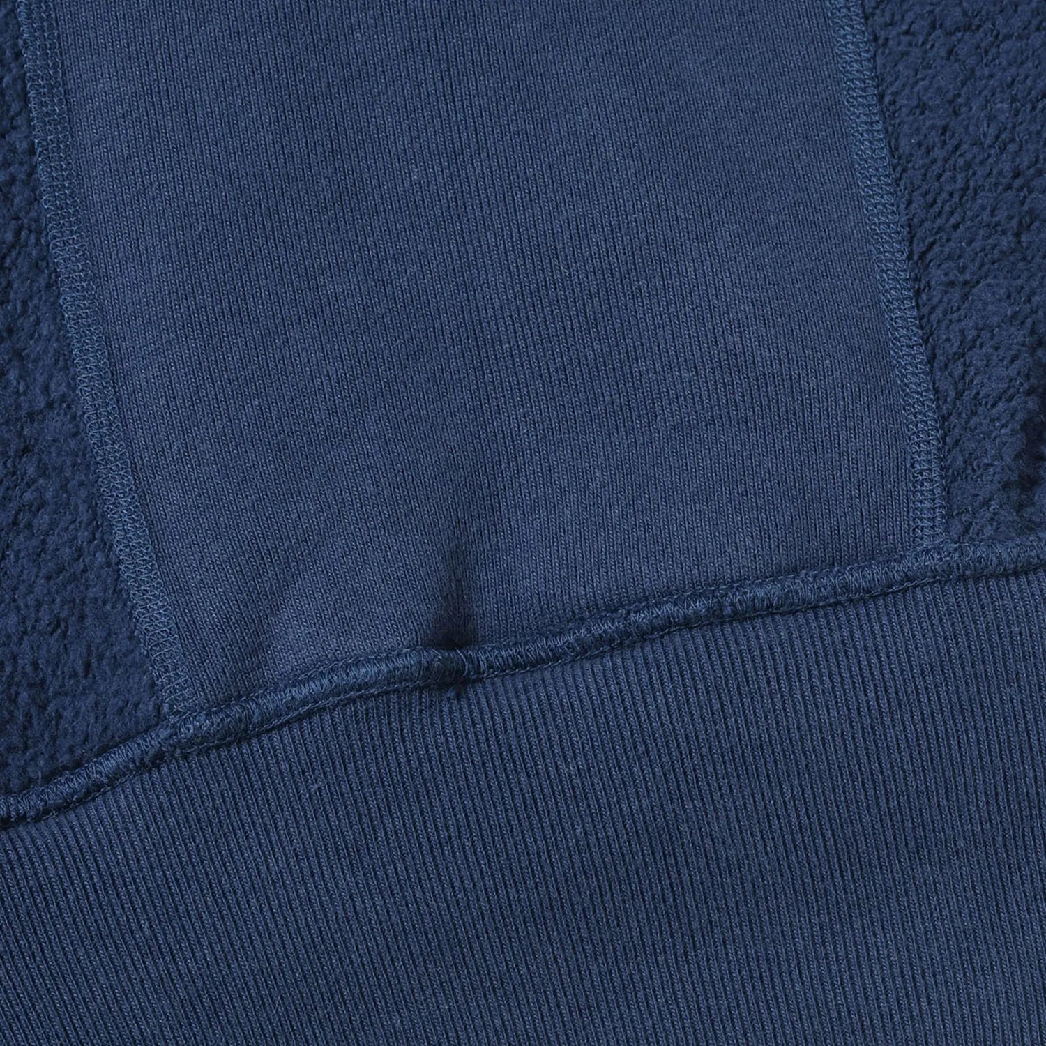 ヴィンテージマニア垂涎の沿岸警備隊のトレーニングウェアをBuzz Rickson’s（バズリクソンズ）が再現したスウェットパーカー「HORIZONTAL KNITTING SWEAT PARKA COAST GUARD」のNAVYカラーのホリゾンタル・ニッティングの腰部分の写真