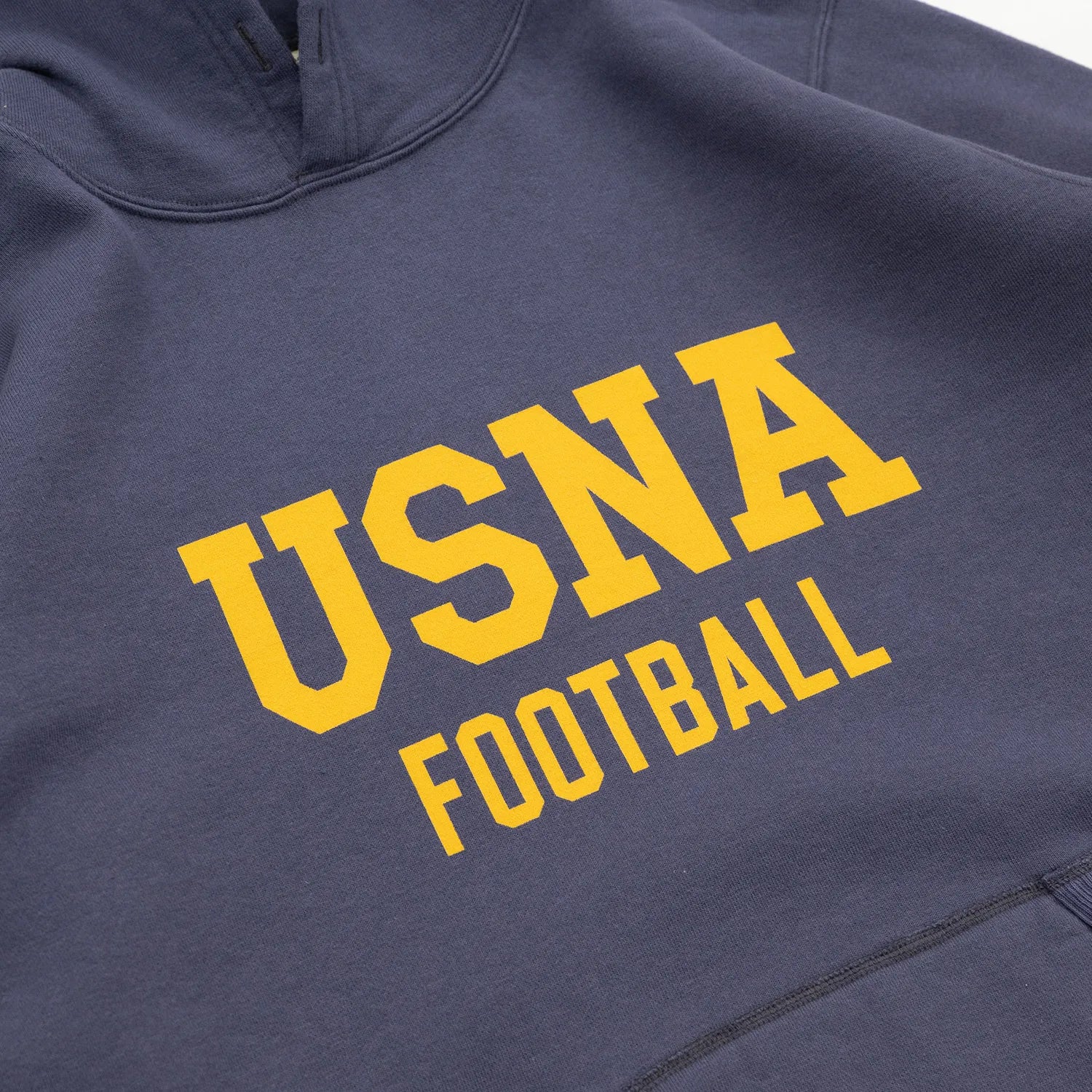 1940〜50年代当時のスポーツウェアのディテールを徹底的に再現した、Buzz Rickson’s（バズリクソンズ）のスウェットパーカー「U.S NAVAL ACADEMY PARKA」のNAVYカラーの正面デザインの写真