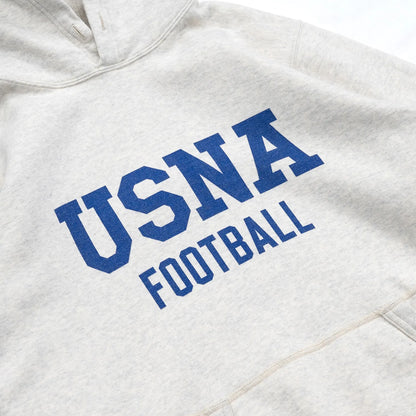 1940〜50年代当時のスポーツウェアのディテールを徹底的に再現した、Buzz Rickson’s（バズリクソンズ）のスウェットパーカー「U.S NAVAL ACADEMY PARKA」のOATMEATカラーの正面デザインの写真