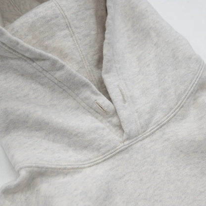 1940〜50年代当時のスポーツウェアのディテールを徹底的に再現した、Buzz Rickson’s（バズリクソンズ）のスウェットパーカー「U.S NAVAL ACADEMY PARKA」のOATMEATカラーの襟元の写真