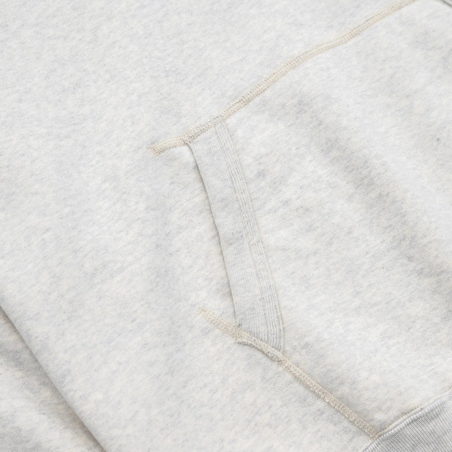 1940〜50年代当時のスポーツウェアのディテールを徹底的に再現した、Buzz Rickson’s（バズリクソンズ）のスウェットパーカー「U.S NAVAL ACADEMY PARKA」のOATMEATカラーのフロントポケットの写真