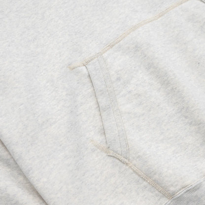 1940〜50年代当時のスポーツウェアのディテールを徹底的に再現した、Buzz Rickson’s（バズリクソンズ）のスウェットパーカー「U.S NAVAL ACADEMY PARKA」のOATMEATカラーのフロントポケットの写真