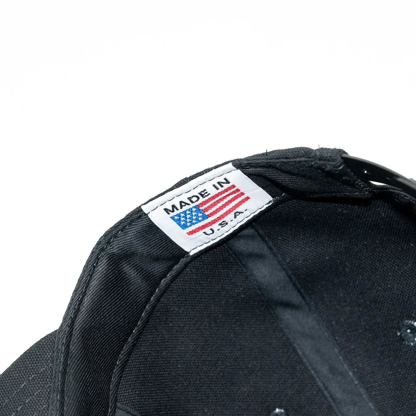 オールドスタイルの製法で「MADE IN USA」にこだわるベースボールキャップブランド「COOPERS TOWN BALLCAP」 の新作キャップ「DUCK CANVAS 6PALEL CAP」のBLACKカラーのMADE IN USAタグの写真