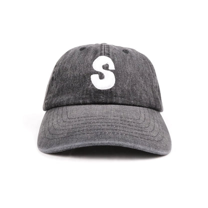 スチャダラパーのANI（アニ）氏とナオヒロック（IIIIINOUT）による「SAMUEL」の「ANI」による手描きフォントでSAMUELの頭文字「S」が刺繍されてたBLACKデニム生地のキャップ「S LOGO CAP」の正面からの商品写真