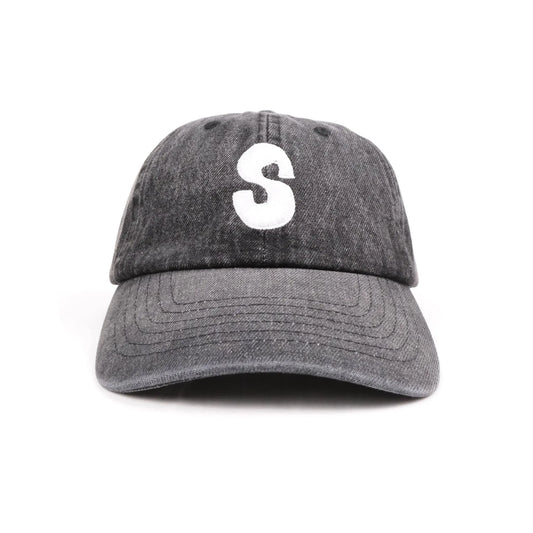 スチャダラパーのANI（アニ）氏とナオヒロック（IIIIINOUT）による「SAMUEL」の「ANI」による手描きフォントでSAMUELの頭文字「S」が刺繍されてたBLACKデニム生地のキャップ「S LOGO CAP」の正面からの商品写真