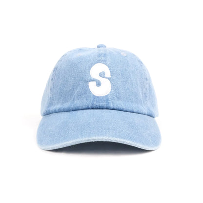 スチャダラパーのANI（アニ）氏とナオヒロック（IIIIINOUT）による「SAMUEL」の「ANI」による手描きフォントでSAMUELの頭文字「S」が刺繍されてたLIGHT BLUEデニム生地のキャップ「S LOGO CAP」の正面からの商品写真