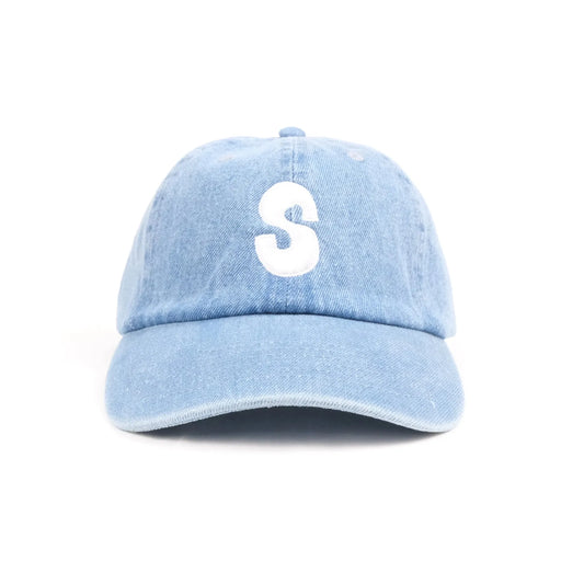 スチャダラパーのANI（アニ）氏とナオヒロック（IIIIINOUT）による「SAMUEL」の「ANI」による手描きフォントでSAMUELの頭文字「S」が刺繍されてたLIGHT BLUEデニム生地のキャップ「S LOGO CAP」の正面からの商品写真
