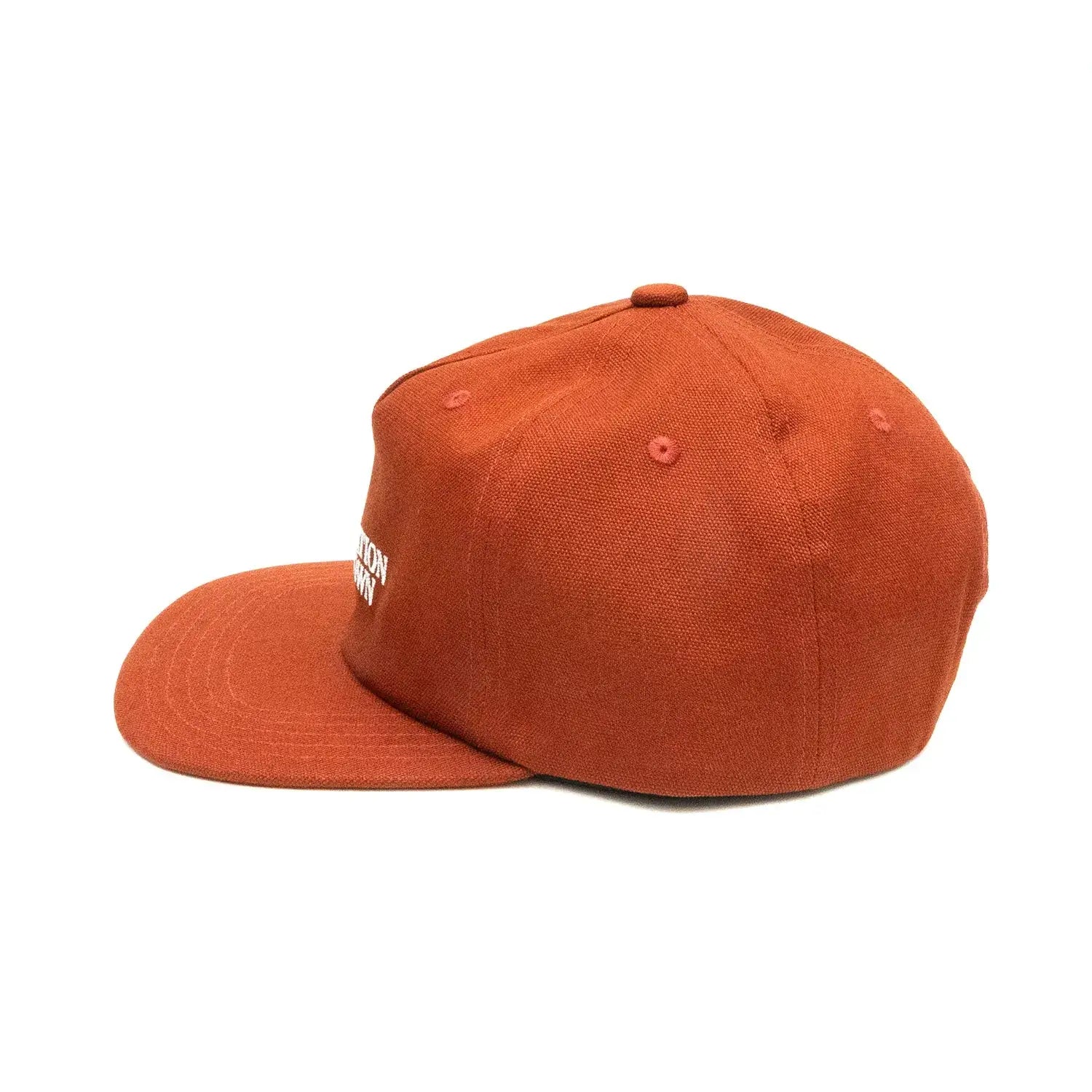 Liberaiders(リベレイダース)のコットンキャンバス製キャップ「DESTINATION UNKNOWN CAP」のBURGUNDYカラーの左側面の写真