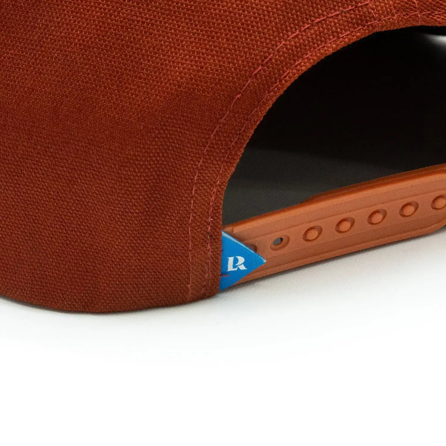 Liberaiders(リベレイダース)のコットンキャンバス製キャップ「DESTINATION UNKNOWN CAP」のBURGUNDYカラーの背面ブランドタグの写真