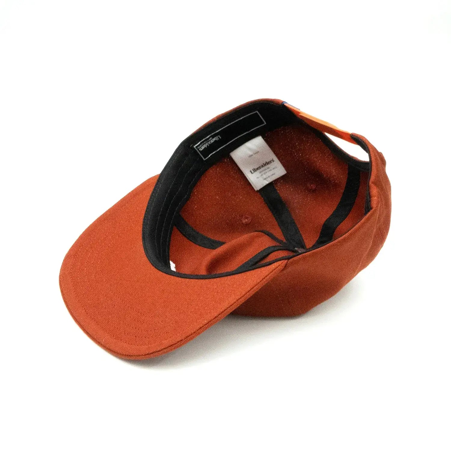 Liberaiders(リベレイダース)のコットンキャンバス製キャップ「DESTINATION UNKNOWN CAP」のBURGUNDYカラーの裏面の写真