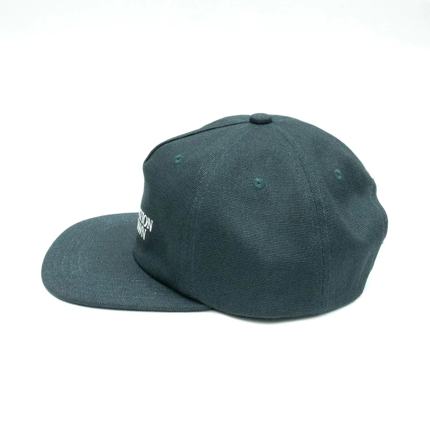 Liberaiders(リベレイダース)のコットンキャンバス製キャップ「DESTINATION UNKNOWN CAP」のGREENカラーの左側面の写真