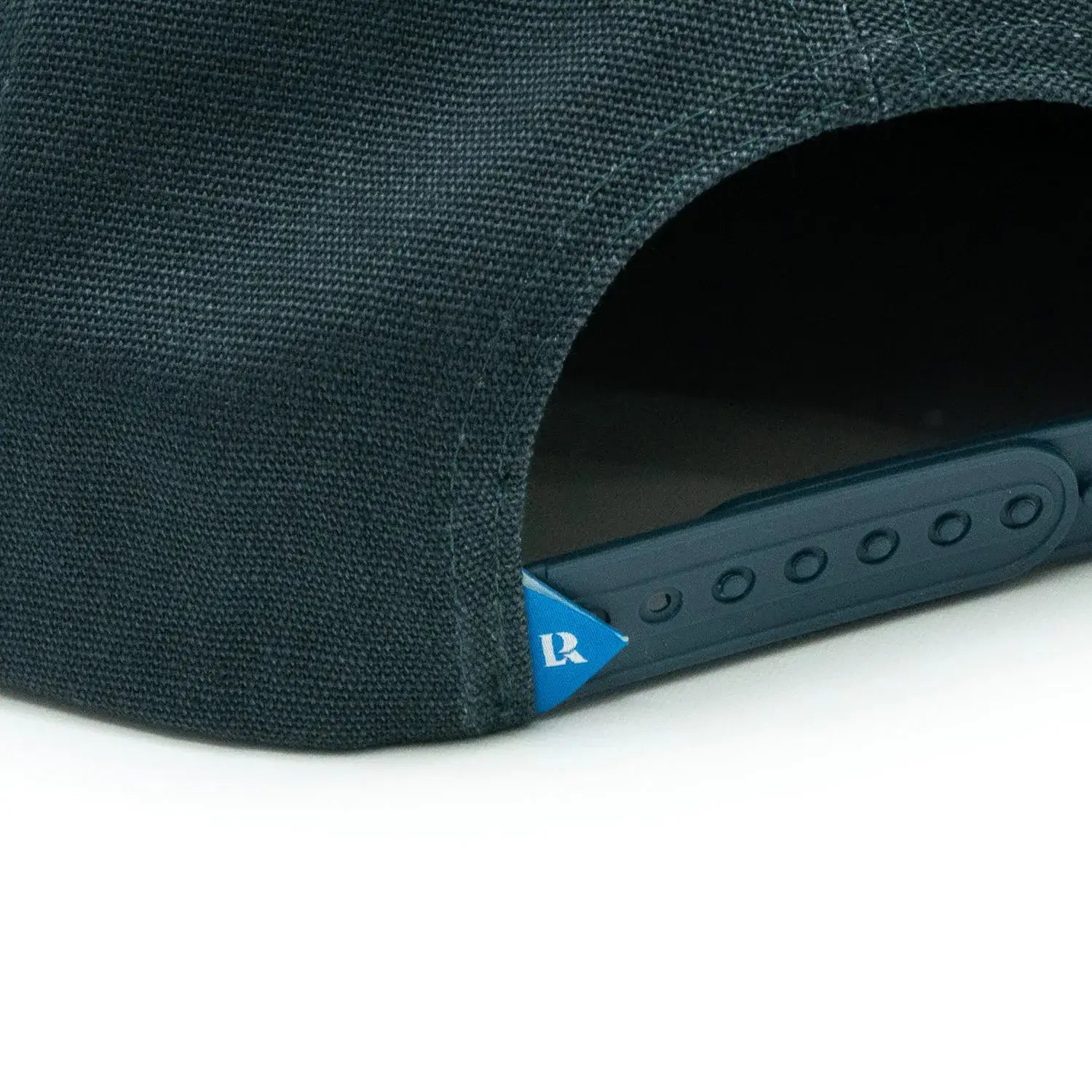 Liberaiders(リベレイダース)のコットンキャンバス製キャップ「DESTINATION UNKNOWN CAP」のGREENカラーの背面ブランドタグの写真