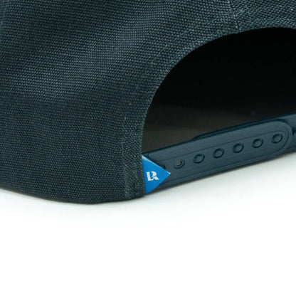 Liberaiders(リベレイダース)のコットンキャンバス製キャップ「DESTINATION UNKNOWN CAP」のGREENカラーの背面ブランドタグの写真