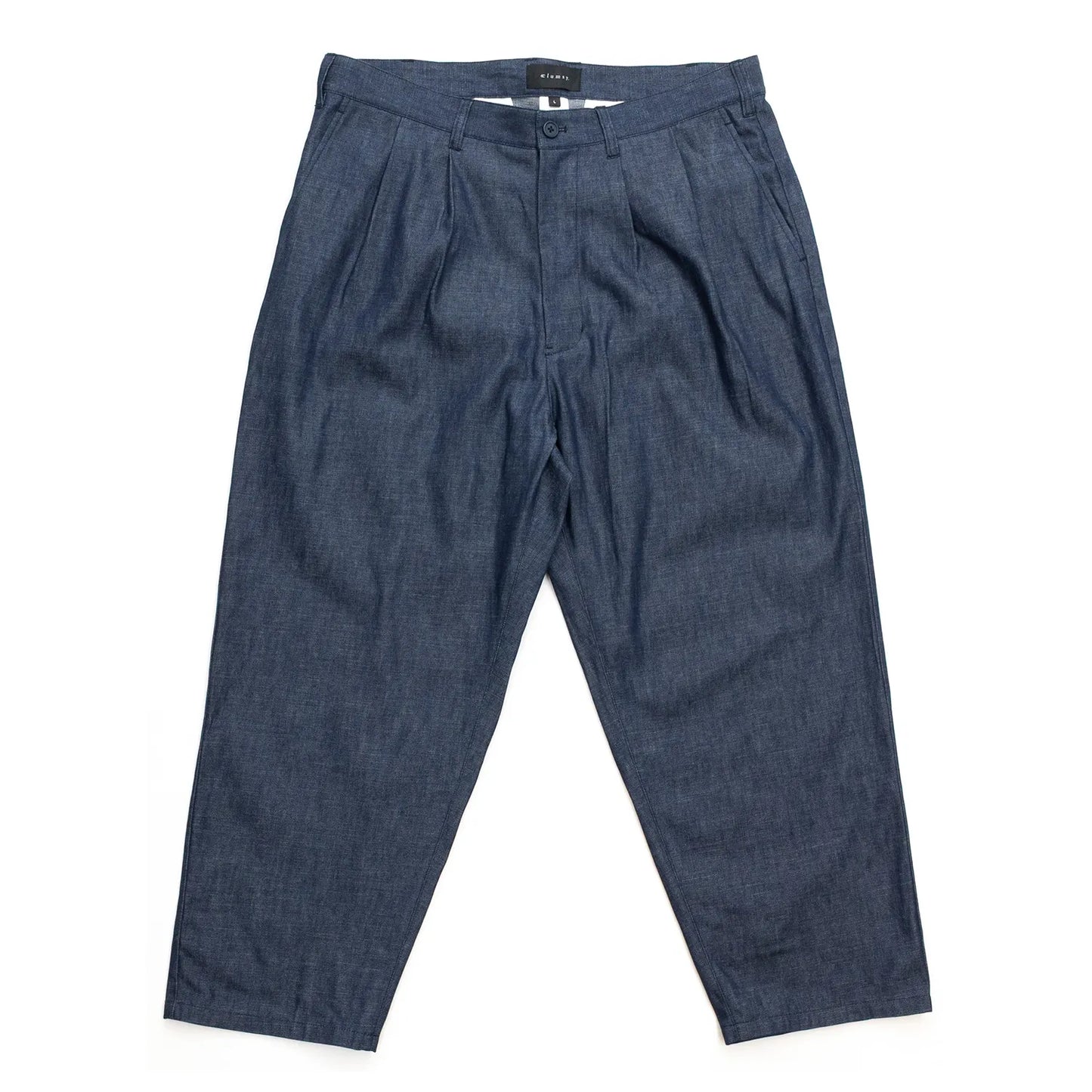 clumsy. PICTURES(クラムジーピクチャーズ)のノンウォッシュの薄手デニム生地を使用した新作パンツ「2 PLEATS WIDE DENIM SLACKS」のINDIGOカラーの正面からの商品写真