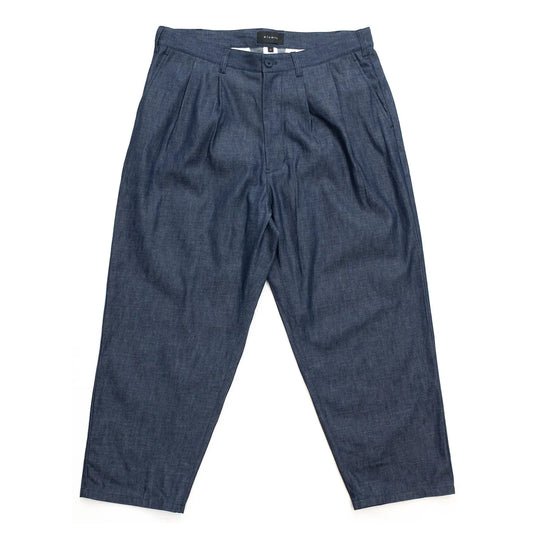 clumsy. PICTURES(クラムジーピクチャーズ)のノンウォッシュの薄手デニム生地を使用した新作パンツ「2 PLEATS WIDE DENIM SLACKS」のINDIGOカラーの正面からの商品写真