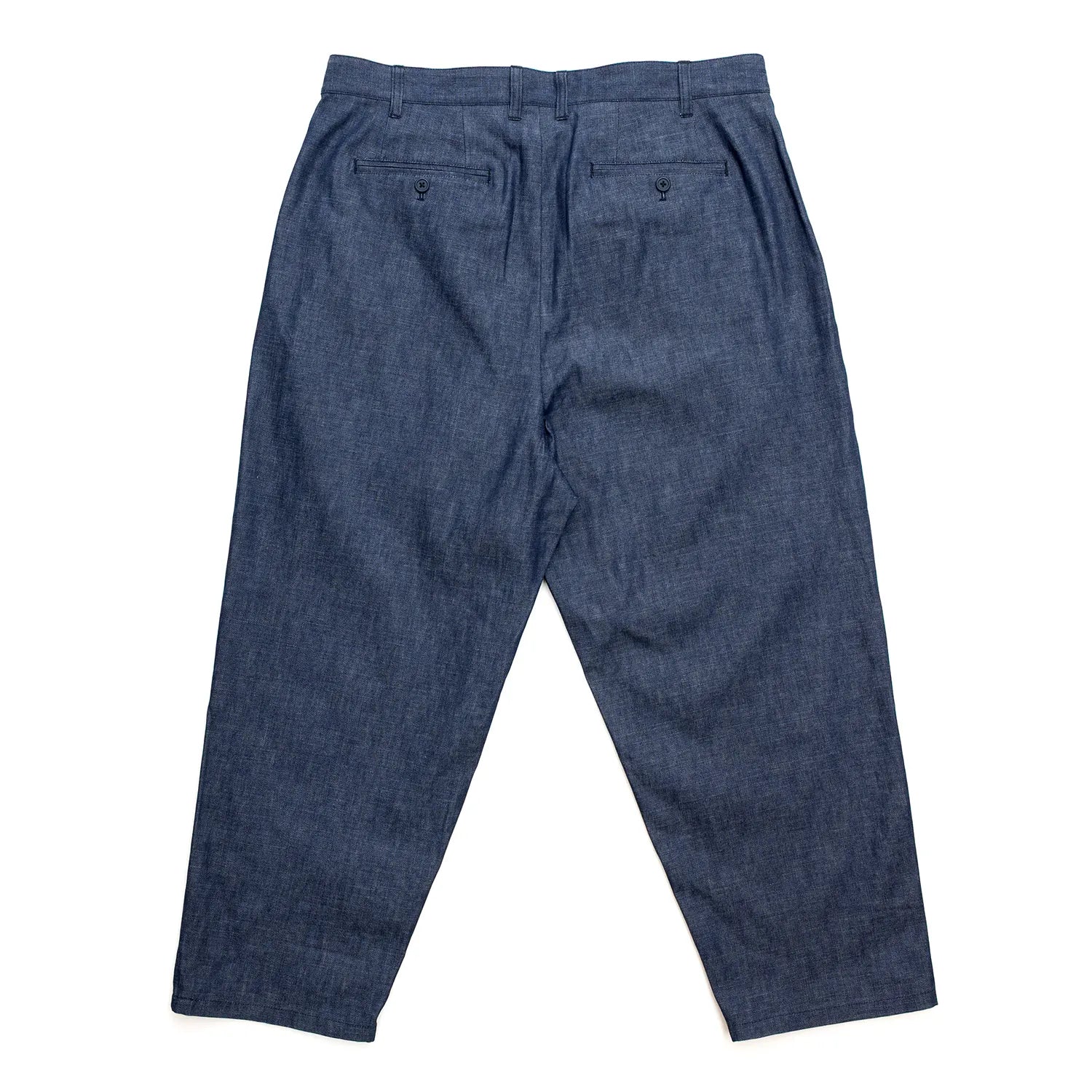 clumsy. PICTURES(クラムジーピクチャーズ)のノンウォッシュの薄手デニム生地を使用した新作パンツ「2 PLEATS WIDE DENIM SLACKS」のINDIGOカラーの背面からの商品写真