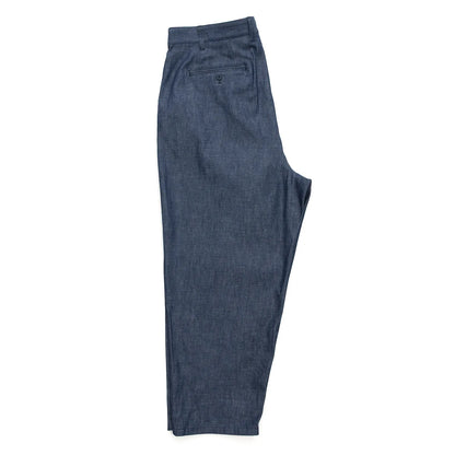 clumsy. PICTURES(クラムジーピクチャーズ)のノンウォッシュの薄手デニム生地を使用した新作パンツ「2 PLEATS WIDE DENIM SLACKS」のINDIGOカラーの側面からの商品写真