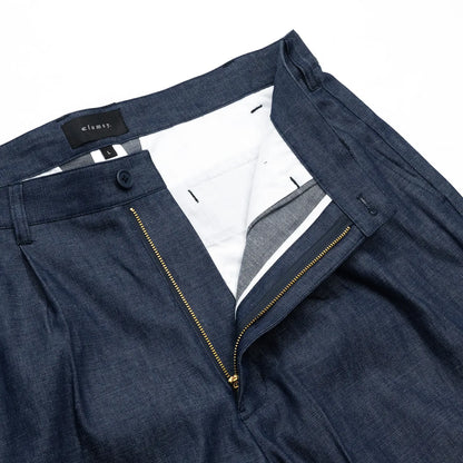 clumsy. PICTURES(クラムジーピクチャーズ)のノンウォッシュの薄手デニム生地を使用した新作パンツ「2 PLEATS WIDE DENIM SLACKS」のINDIGOカラーのフロントジップ部分の写真