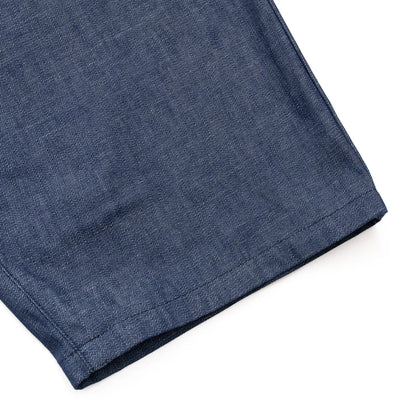 clumsy. PICTURES(クラムジーピクチャーズ)のノンウォッシュの薄手デニム生地を使用した新作パンツ「2 PLEATS WIDE DENIM SLACKS」のINDIGOカラーの裾部の写真