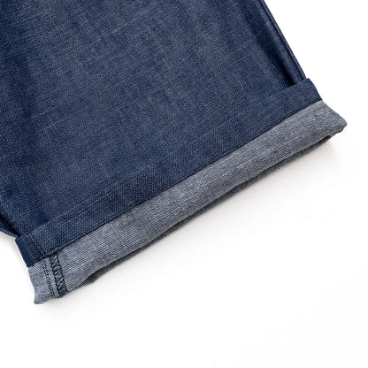clumsy. PICTURES(クラムジーピクチャーズ)のノンウォッシュの薄手デニム生地を使用した新作パンツ「2 PLEATS WIDE DENIM SLACKS」のINDIGOカラーの裾をターンアップした写真