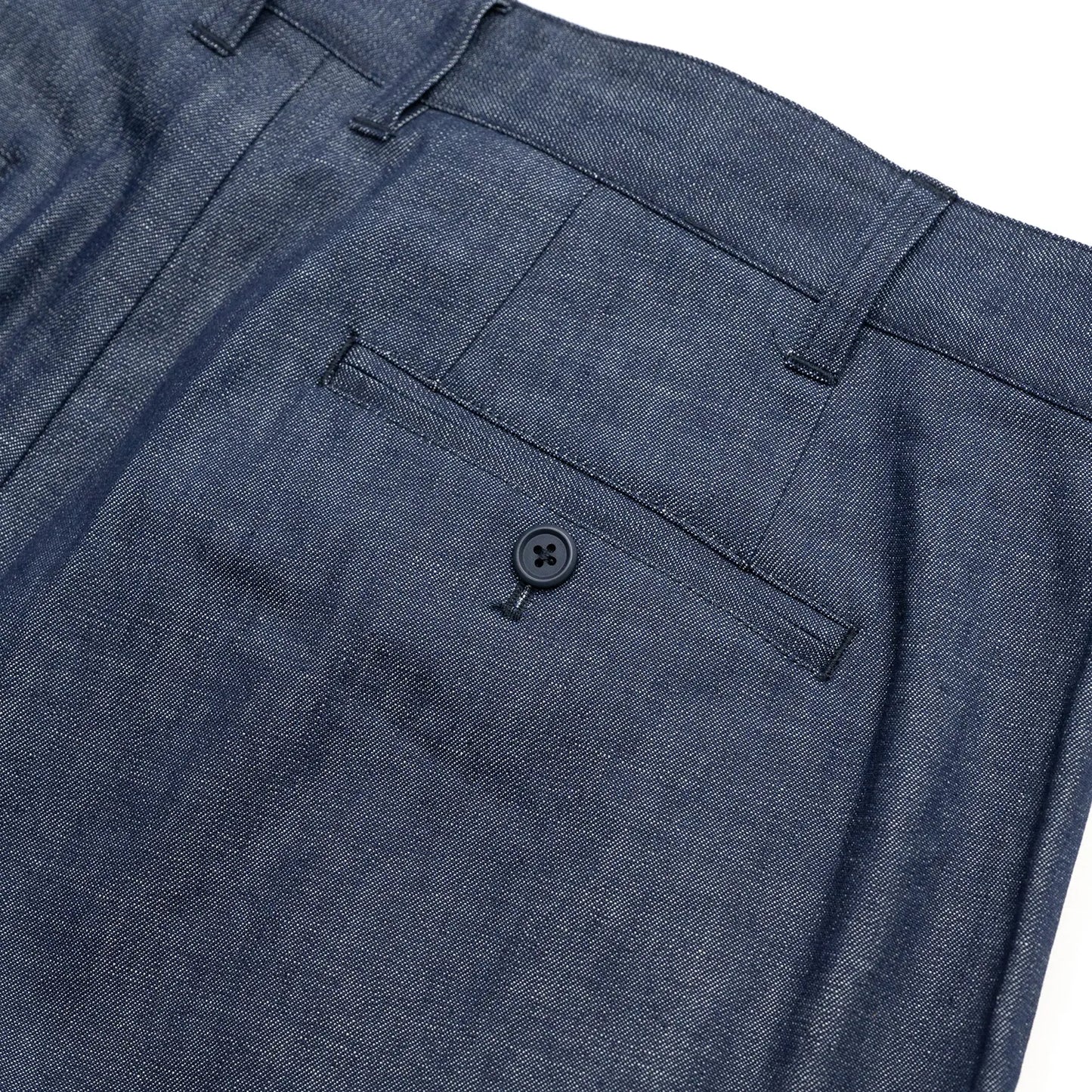 clumsy. PICTURES(クラムジーピクチャーズ)のノンウォッシュの薄手デニム生地を使用した新作パンツ「2 PLEATS WIDE DENIM SLACKS」のINDIGOカラーのバックポケットの写真