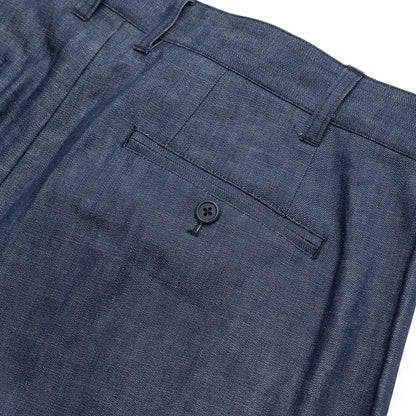 clumsy. PICTURES(クラムジーピクチャーズ)のノンウォッシュの薄手デニム生地を使用した新作パンツ「2 PLEATS WIDE DENIM SLACKS」のINDIGOカラーのバックポケットの写真