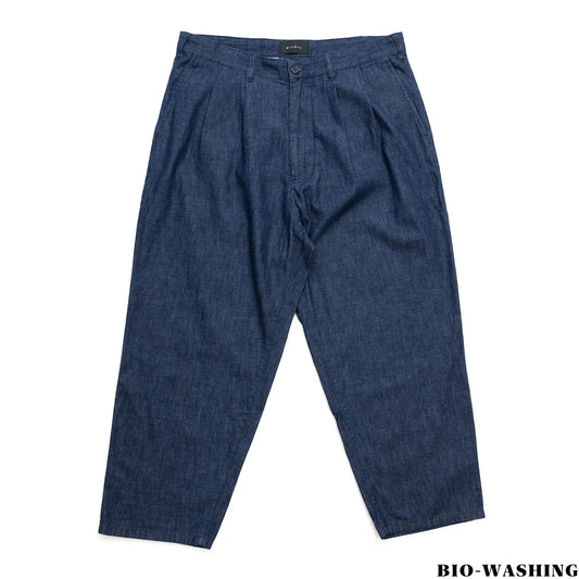 clumsy. PICTURES(クラムジーピクチャーズ)のウォッシュをかけた薄手のデニム生地を使用した新作パンツ「2 PLEATS WIDE DENIM SLACKS」のINDIGO WASHカラーの正面からの商品写真
