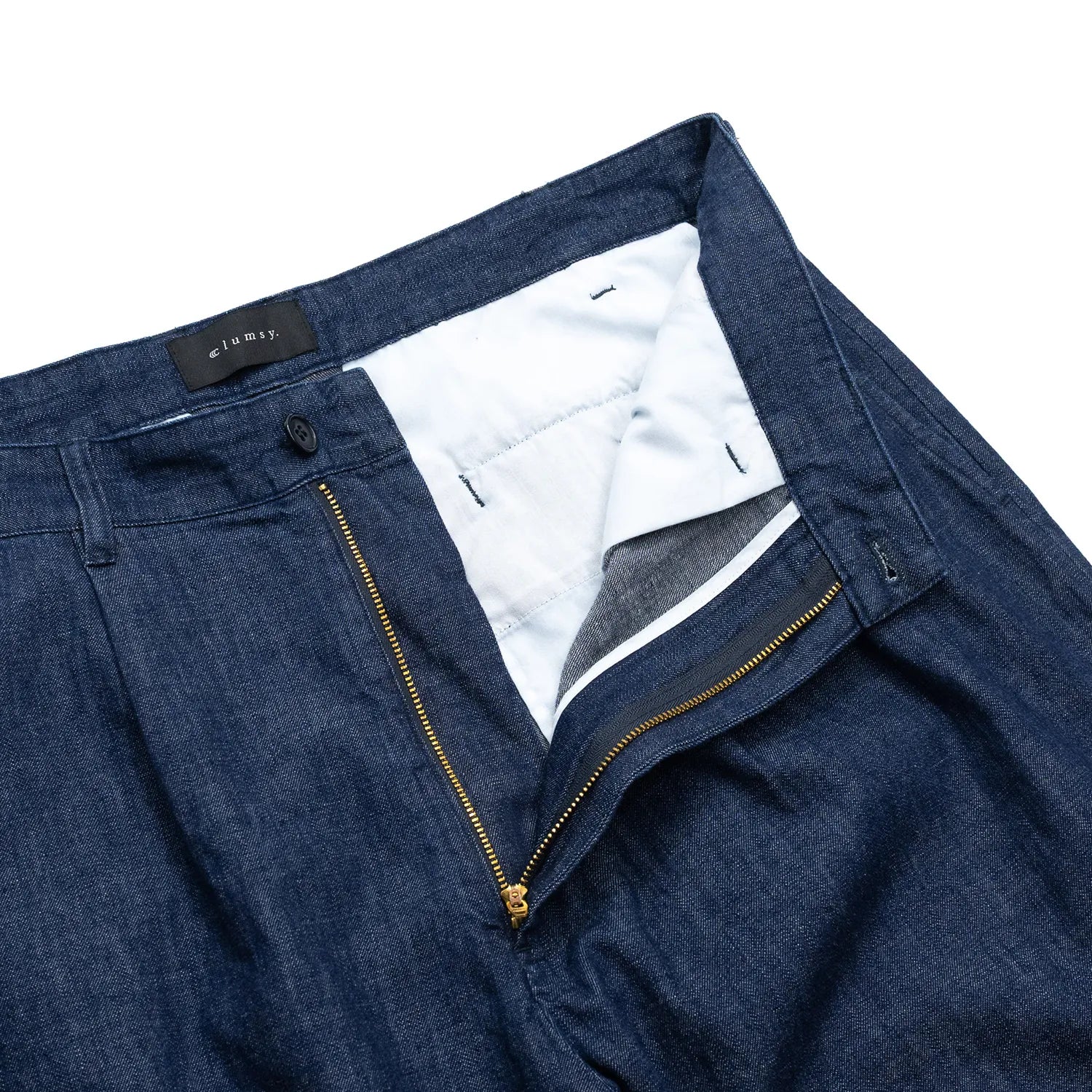 clumsy. PICTURES(クラムジーピクチャーズ)のウォッシュをかけた薄手のデニム生地を使用した新作パンツ「2 PLEATS WIDE DENIM SLACKS」のINDIGO WASHカラーの側面からの商品写真