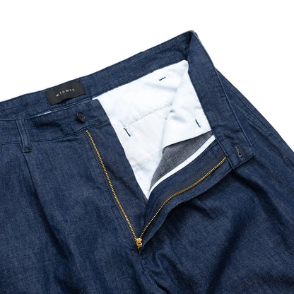 clumsy. PICTURES(クラムジーピクチャーズ)のウォッシュをかけた薄手のデニム生地を使用した新作パンツ「2 PLEATS WIDE DENIM SLACKS」のINDIGO WASHカラーの側面からの商品写真