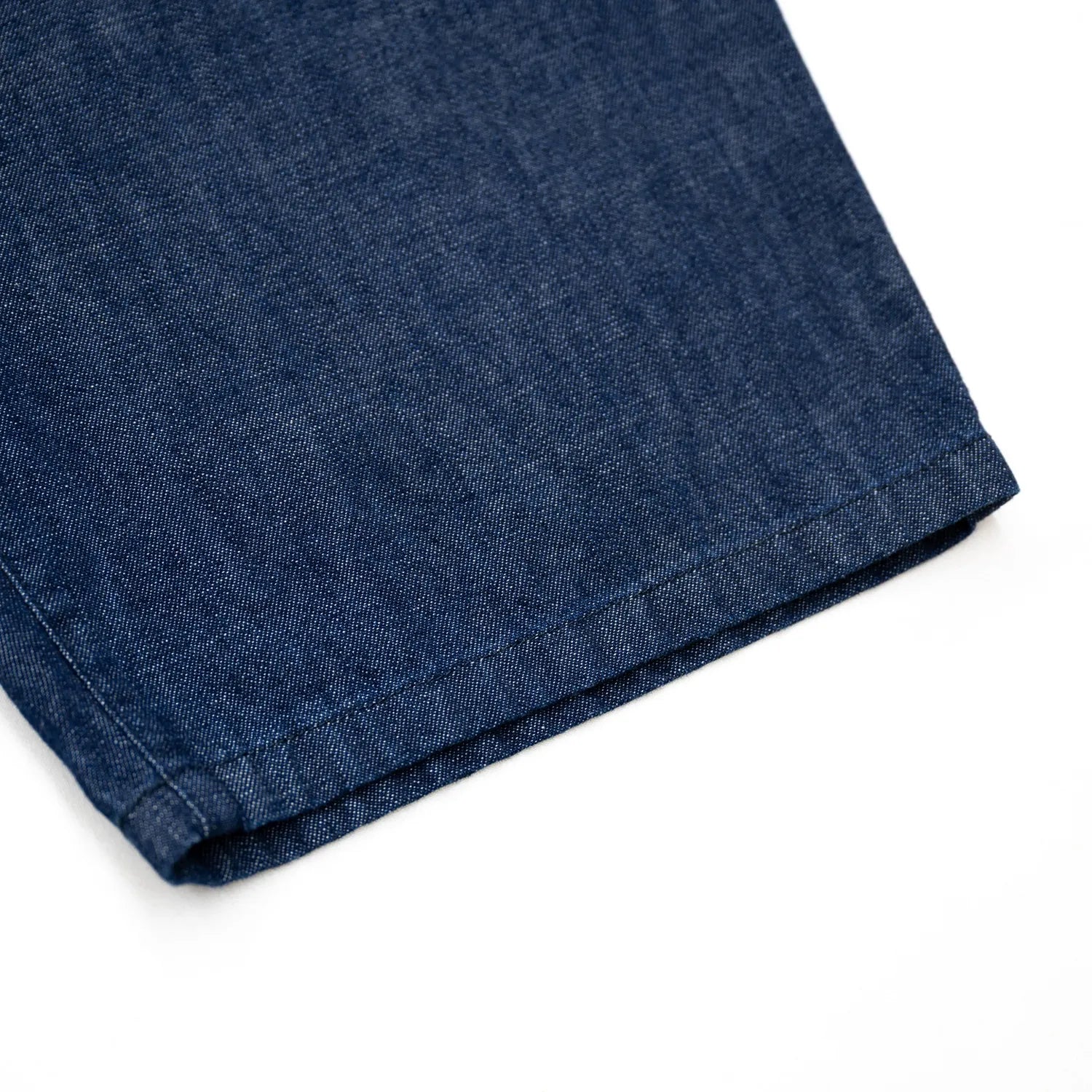 clumsy. PICTURES(クラムジーピクチャーズ)のウォッシュをかけた薄手のデニム生地を使用した新作パンツ「2 PLEATS WIDE DENIM SLACKS」のINDIGO WASHカラーの裾部の写真