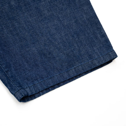 clumsy. PICTURES(クラムジーピクチャーズ)のウォッシュをかけた薄手のデニム生地を使用した新作パンツ「2 PLEATS WIDE DENIM SLACKS」のINDIGO WASHカラーの裾部の写真
