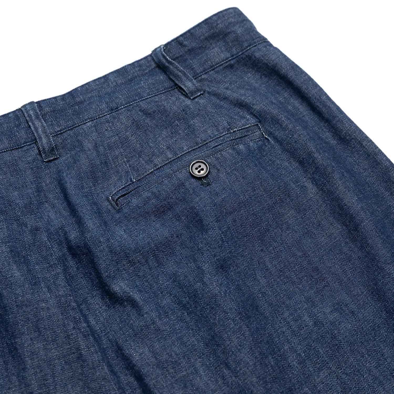 clumsy. PICTURES(クラムジーピクチャーズ)のウォッシュをかけた薄手のデニム生地を使用した新作パンツ「2 PLEATS WIDE DENIM SLACKS」のINDIGO WASHカラーのバックポケットの写真