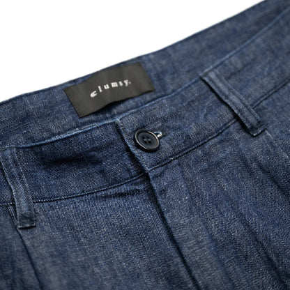 clumsy. PICTURES(クラムジーピクチャーズ)のウォッシュをかけた薄手のデニム生地を使用した新作パンツ「2 PLEATS WIDE DENIM SLACKS」のINDIGO WASHカラーのウエストボタンの写真