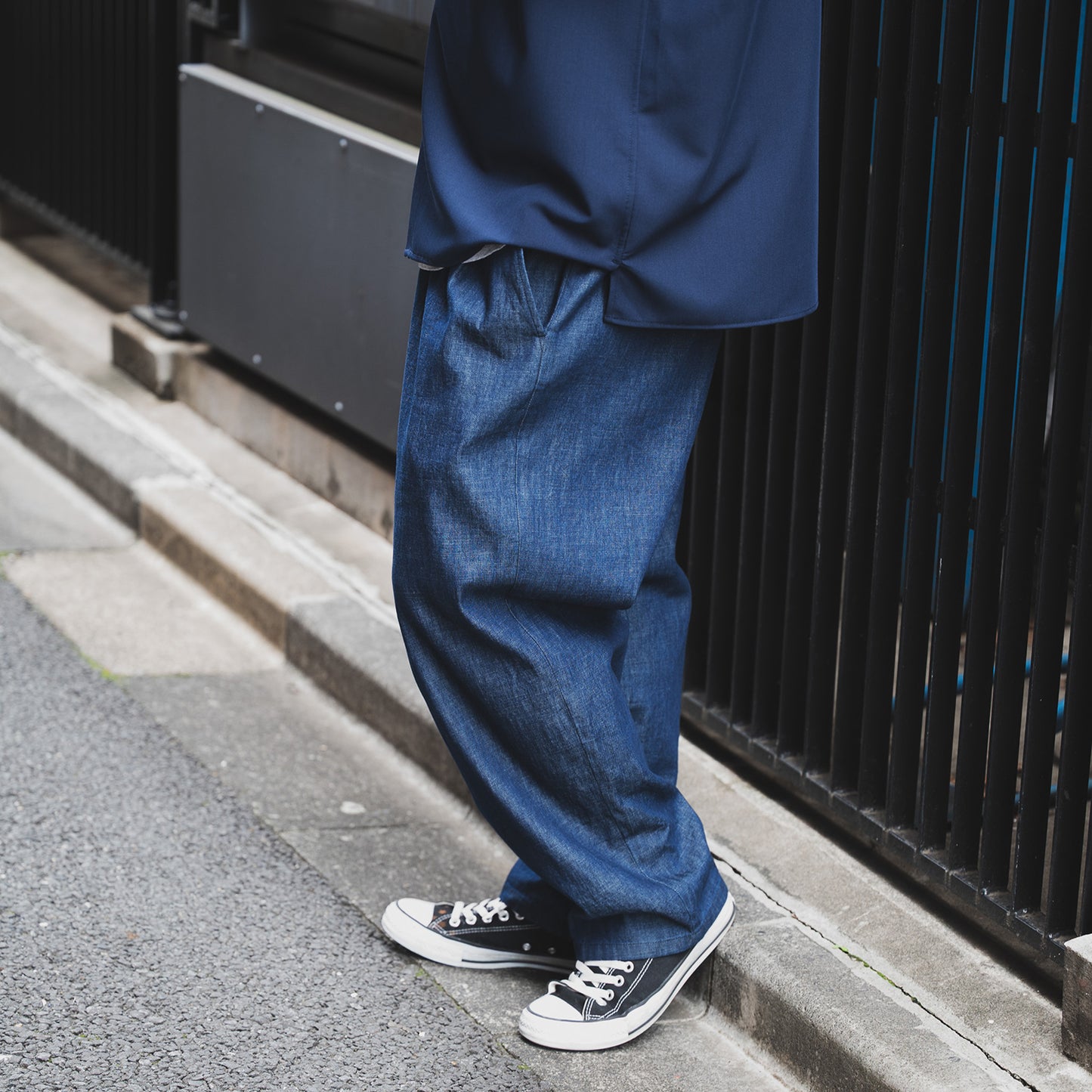 clumsy. PICTURES / 2 PLEATS WIDE DENIM SLACKS - INDIGO