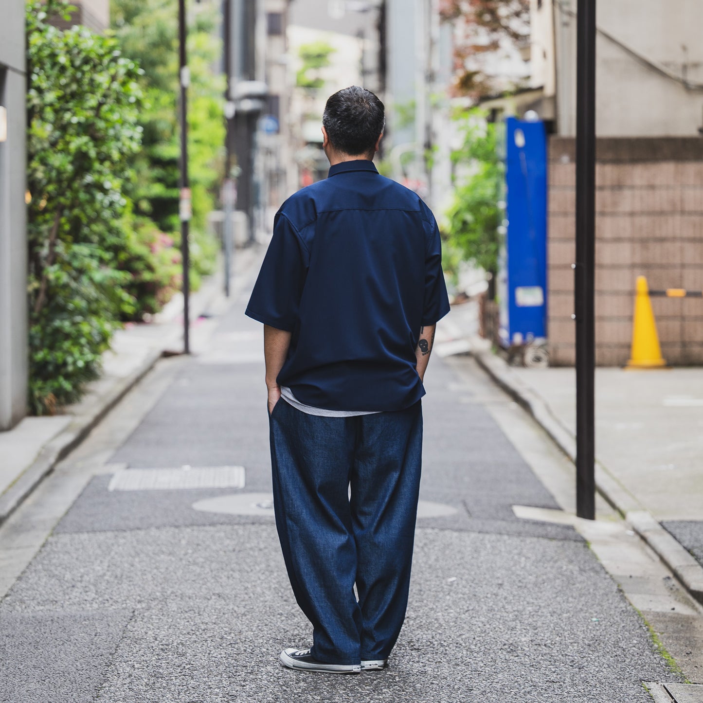 clumsy. PICTURES / 2 PLEATS WIDE DENIM SLACKS - INDIGO